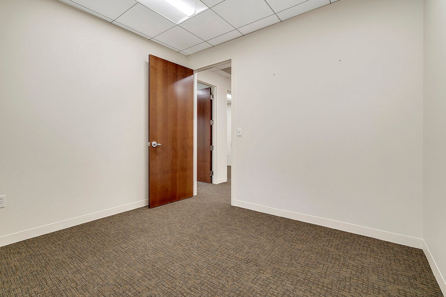 106 Catoctin Cir SE, Leesburg, VA 20175
